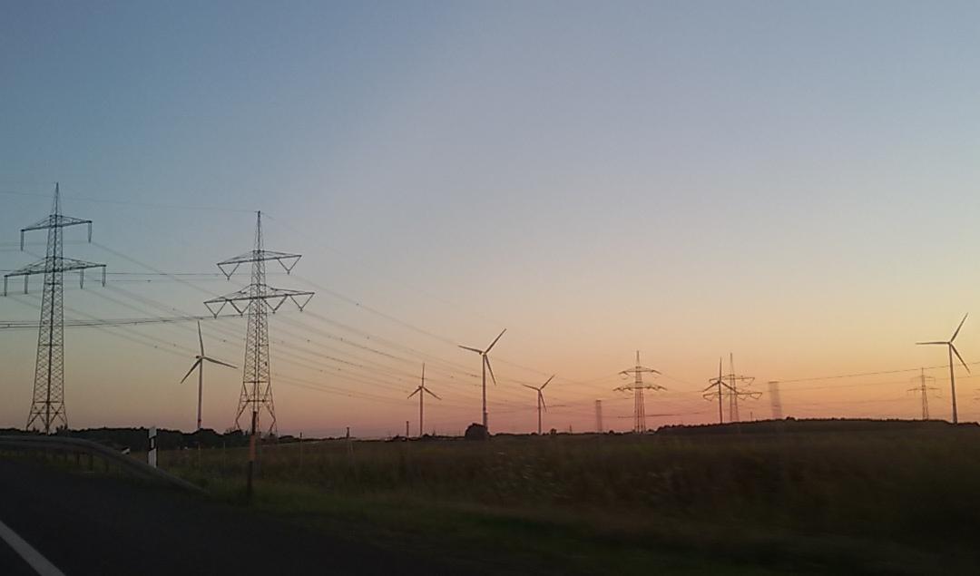 Strommasten und Windräder
