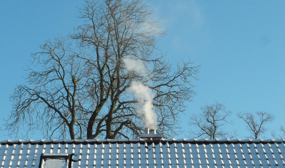 Schornstein auf verschneitem Dach